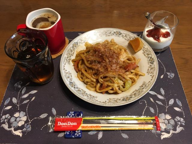 焼きうどん 沢庵 バナナと葡萄スプレッド入りヨーグルト 昼飯/enarin | Snapdish[スナップディッシュ] (ID:yqraXa)